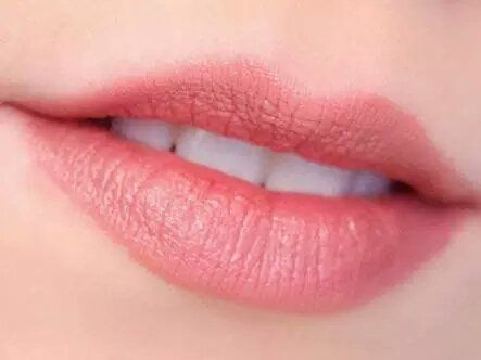 File:Light pink lipstick.png