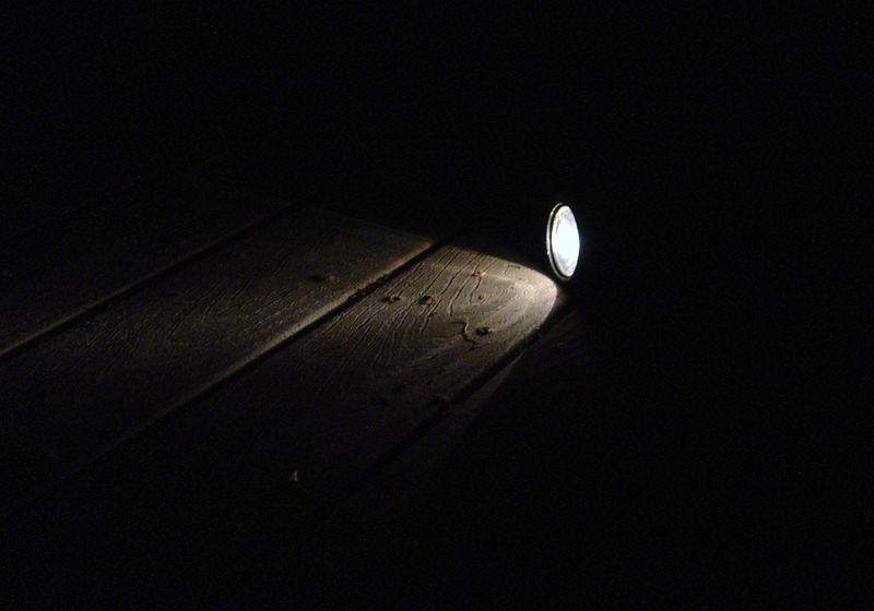 File:Flashlight in the dark.jpg