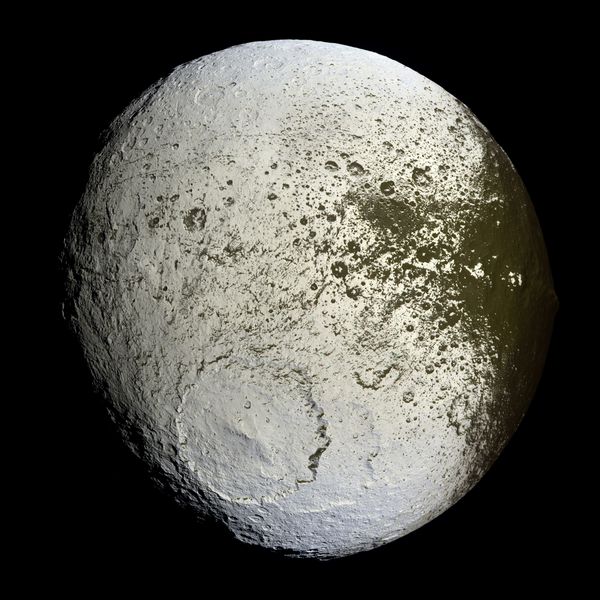 File:Iapetus as seen by the Cassini probe - 20071008.jpg